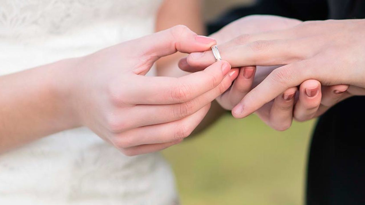 En qué mano se pone la alianza de boda y por qué | Espacio Novias
