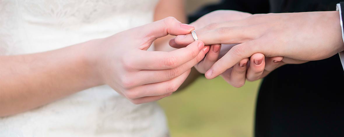 qué mano se pone la alianza de boda y por qué Espacio Novias