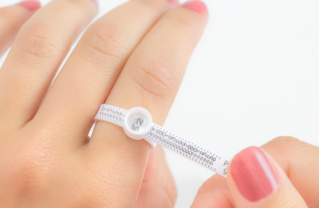Cómo saber la talla de anillo con un anillero