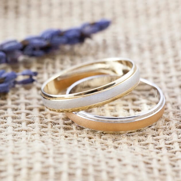 qué mano se pone la alianza de boda por qué | Espacio Novias